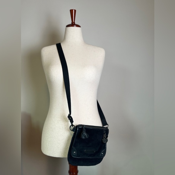 Juicy Couture Velvet Crossbody Black. Beautiful hardware, adjustable strap - Picture 5 of 7